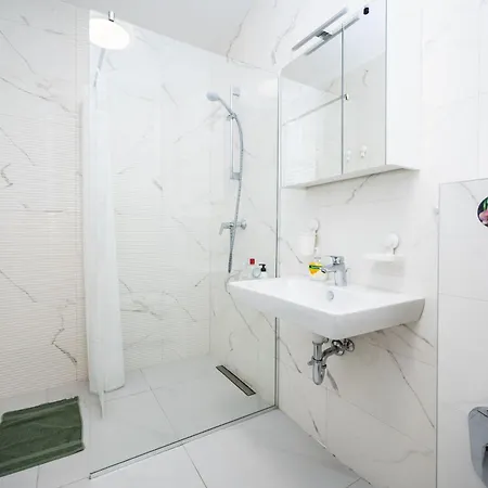 Tower 24th Floor 2p *